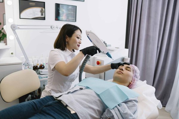 Quelle est la technique pour une épilation des sourcils au fil à domicile?