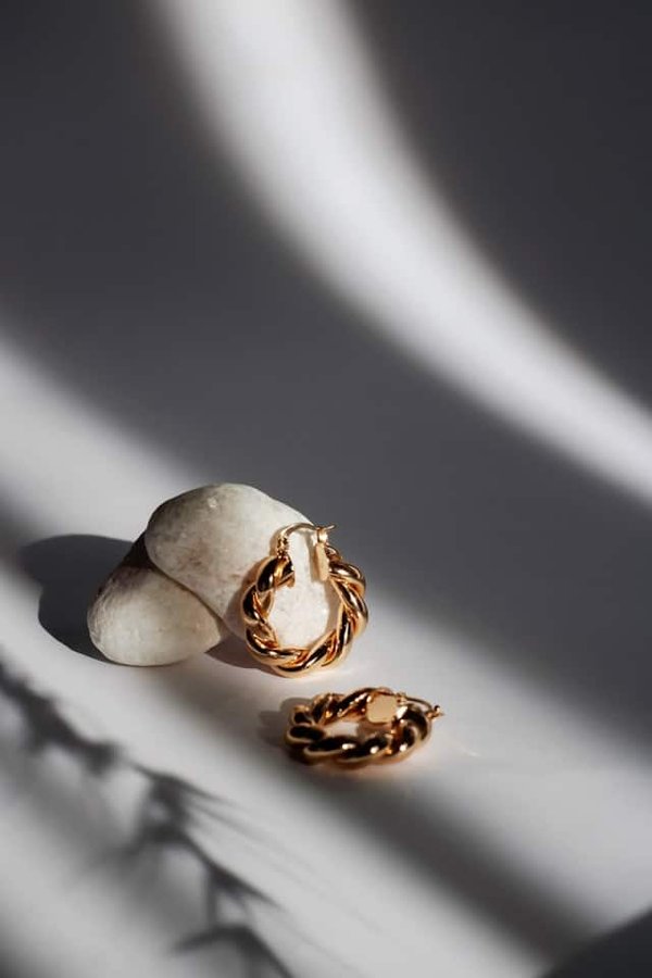 Comment choisir des bijoux qui complètent une tenue avec un haut à épaules dénudées?