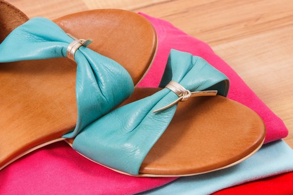 Quels types de sandales offrent à la fois confort et élégance pour une soirée d'été?