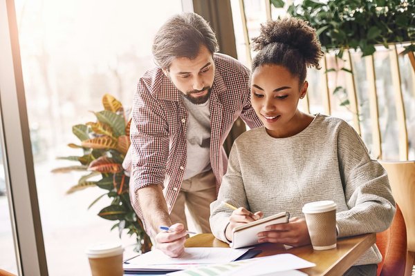 Comment orchestrer un renouveau vestimentaire pour un retour au travail post-congé maternité?