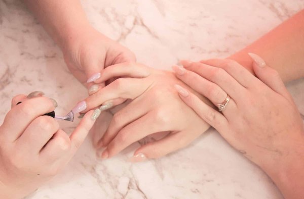 Quelles sont les meilleures pratiques pour conserver des ongles sains sous le vernis permanent?